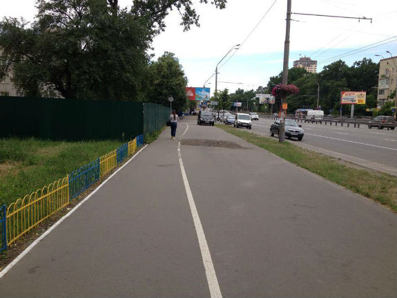 Комунальники Києва винайшли цинічний спосіб нанесення ліній велодоріжки (ФОТОФАКТ) - фото 1