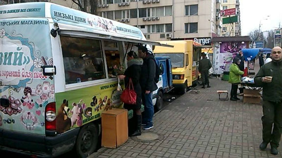 Як у Києві виходи з метро перетворилися на базари трусів та шкарпеток - фото 3