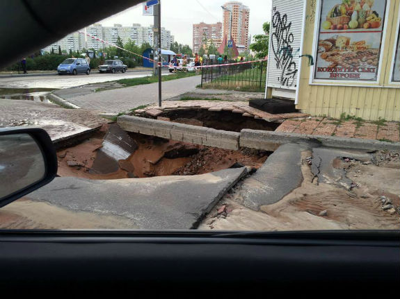 У Києві після прориву водопроводу вже третю добу людей лякає величезна яма  - фото 2