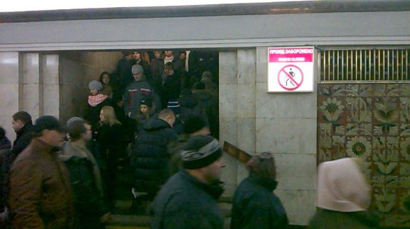 Пасажири столичного метро беруть приклад з водіїв-жлобів  - фото 2