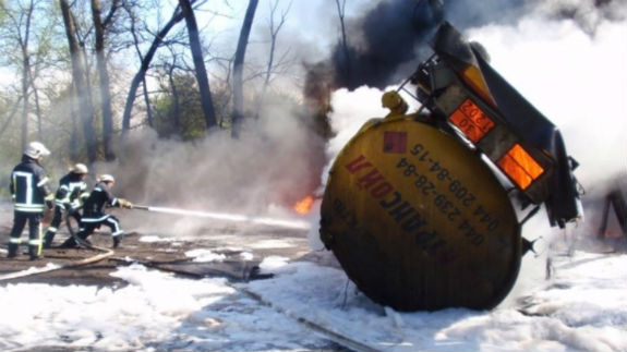 ЧП на трасі Київ-Чернігів: загорілася вантажівка з 13 тонами дизпалива  - фото 1