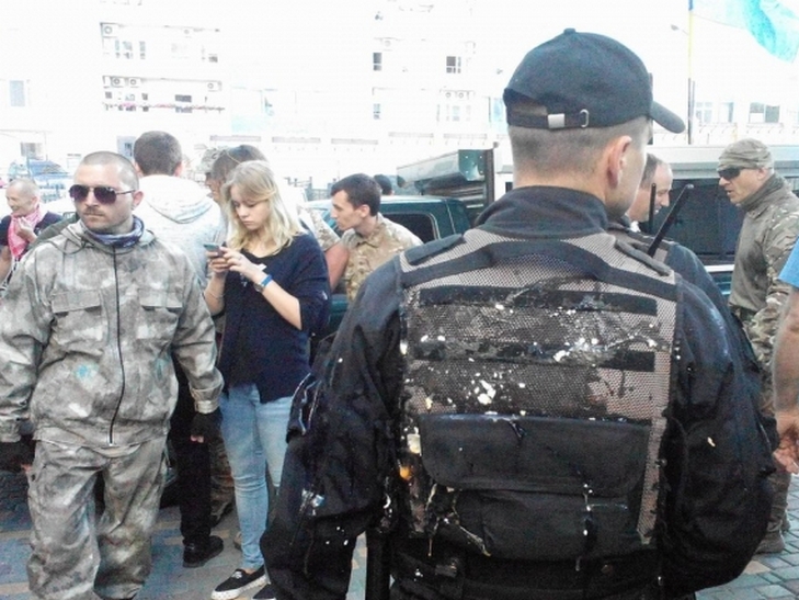 В Одесі поліцейський вкусив активіста через кинуте в консульство Росії яйце - фото 1