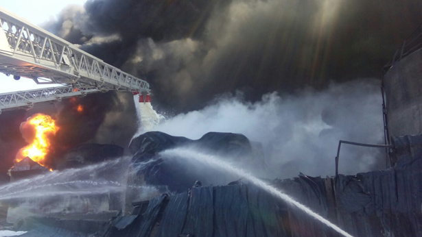 На палаючій нафтобазі рятувальники розпочали "пінну атаку" (ФОТО) - фото 3