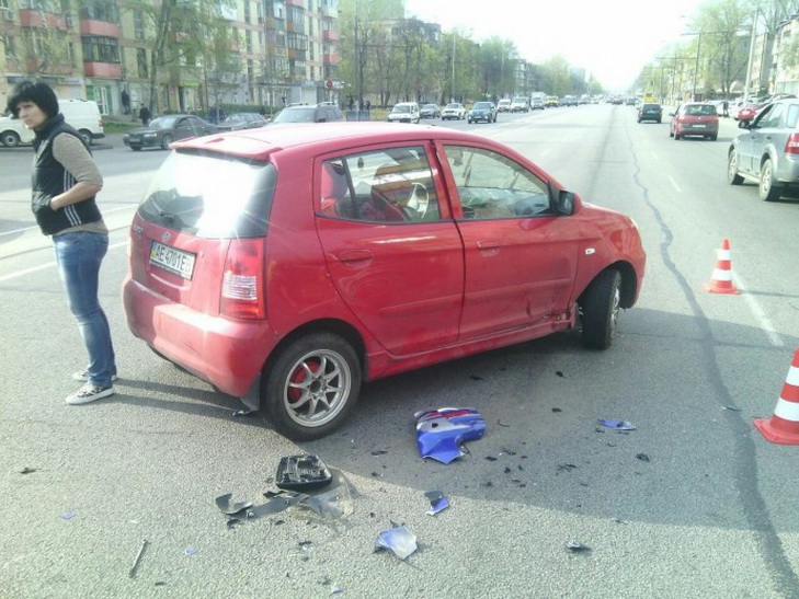 У Дніпропетровську "байкер" потрапив до лікарні після зіткнення з авто - фото 1