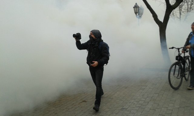 Центром Одеси пройшлися фанати з димовими шашками - фото 3