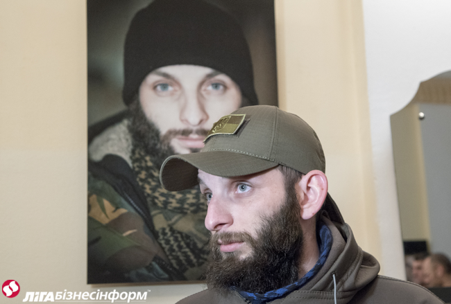 У Києві показали портрети добровольців і солдатів із зони АТО (ФОТО) - фото 3