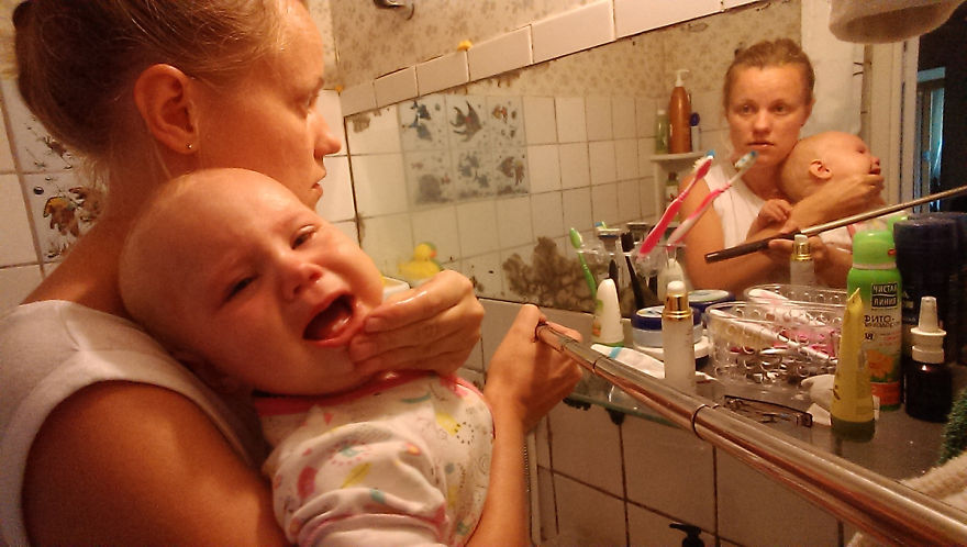 Росіянка з селфі-палкою показала, як насправді виглядає день матусі - фото 10
