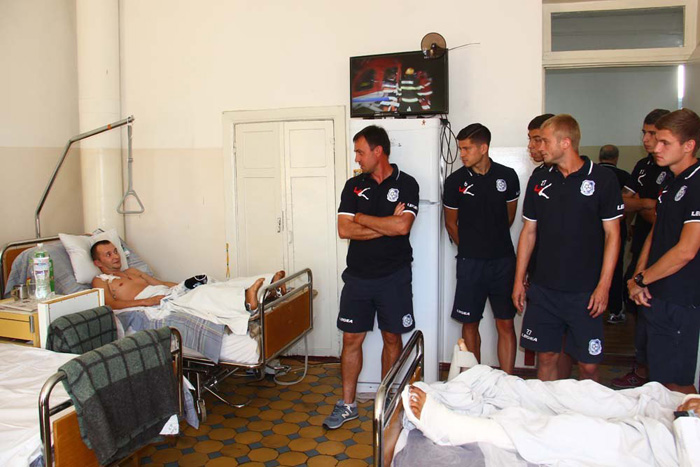 Гравці та тренери "Чорноморця" відвідали поранених бійців АТО - фото 3