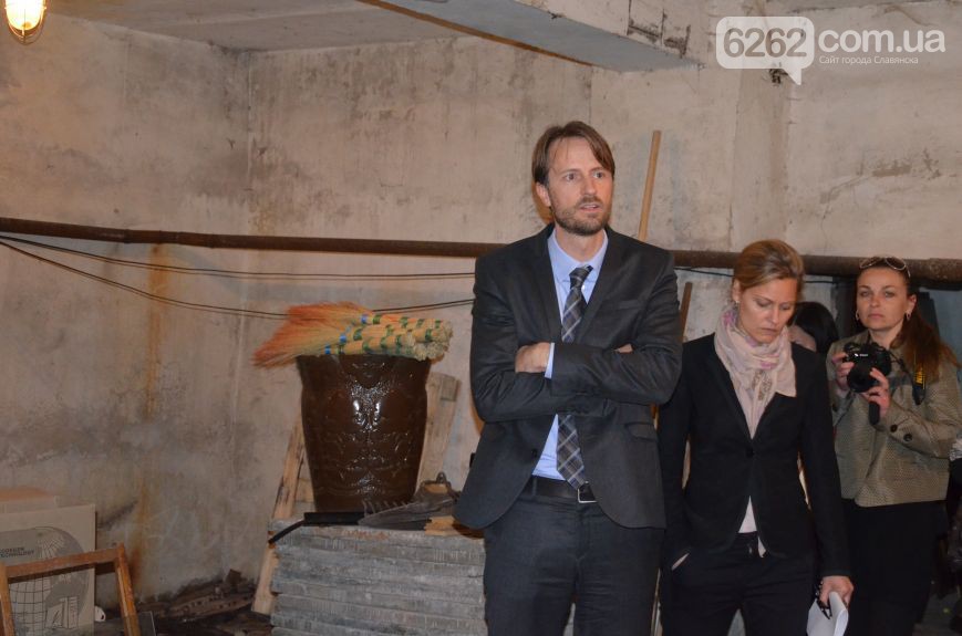 Посол Швеції забрав з собою гільзи з підвалу, де бойовики катували полонених у Слов'янску (ФОТО) - фото 1