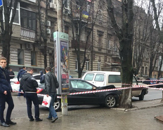 У Дніпропетровську поліцейські "загнали" викрадене авто у дерево - фото 1