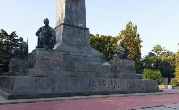 У Севастополі Леніна прикрасили тризубом і "Кримнашизували" - фото 1