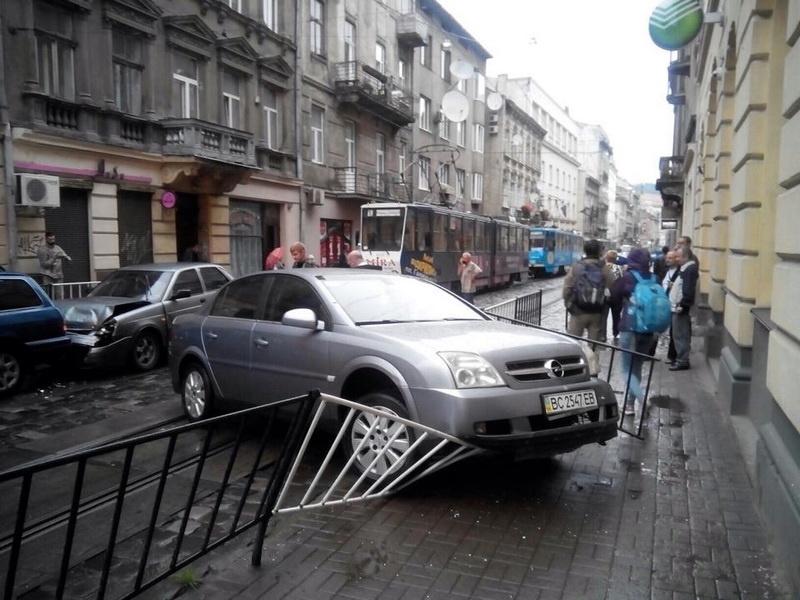 У центрі Львова п'яний водій не впорався з керуванням - фото 1
