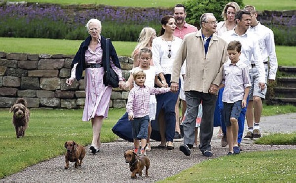 Королева Данії шокувала громадськість палінням на прогулянці з онуками (ФОТО) - фото 1