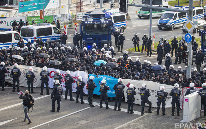 У німецькому Штутгарті протестувальники палили шини і побилися з поліцією - фото 1