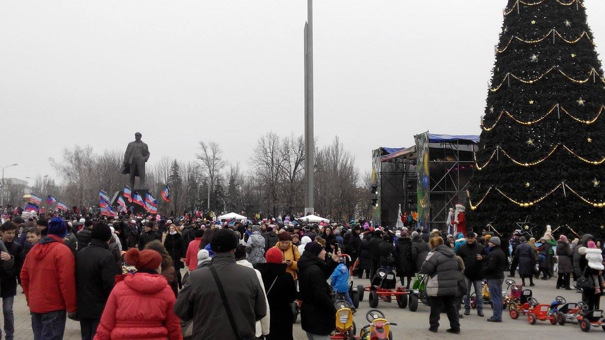 Як у Донецьку відкривали міську ялинку з прапорами "ДНР" (ФОТО) - фото 4