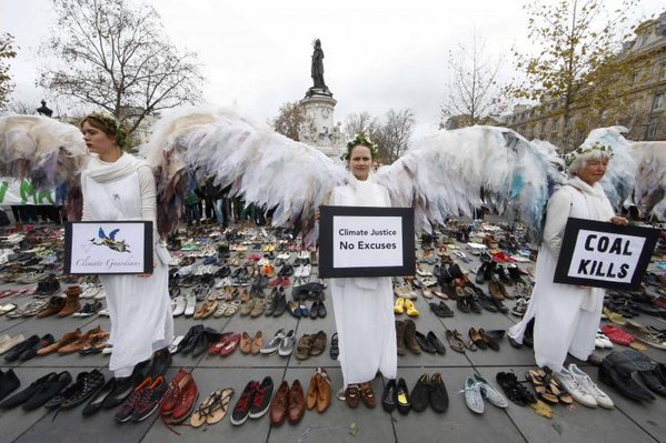 У центрі Парижу влаштували "взуттєвий" протест (ФОТО, ВІДЕО) - фото 1