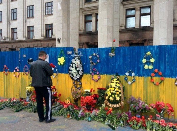 Антимайданівці "очернили" синьо-жовтий паркан біля Будинку профспілок в Одесі (ФОТОФАКТ) - фото 1