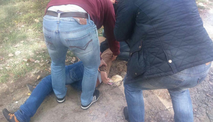 У Мар’їнці капітана поліції затримали на хабарі - фото 1 У Мар’їнці капітана поліції затримали на хабарі - фото 1