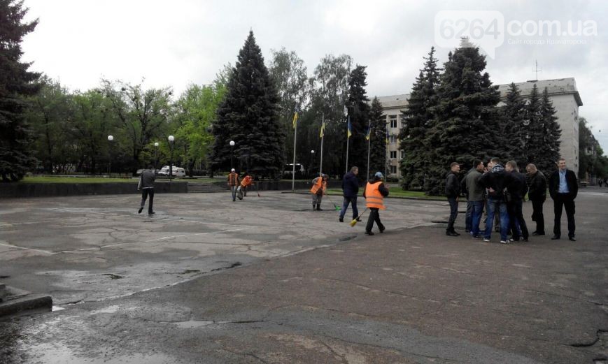 В очікуванні президента центр Краматорська оточила військова техніка  - фото 3
