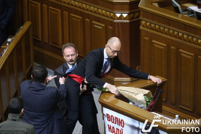 Брутальні обійми: бійка криворізьких депутатів "змагається" з виносом Яценюка - фото 1