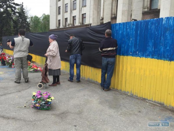 Антимайданівці "очернили" синьо-жовтий паркан біля Будинку профспілок в Одесі (ФОТОФАКТ) - фото 2