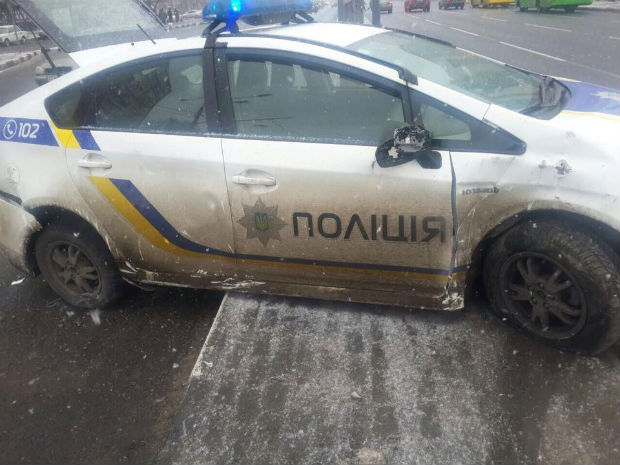 У Харкові поліцейський розбив службовий автомобіль "Тойота Пріус"  - фото 2
