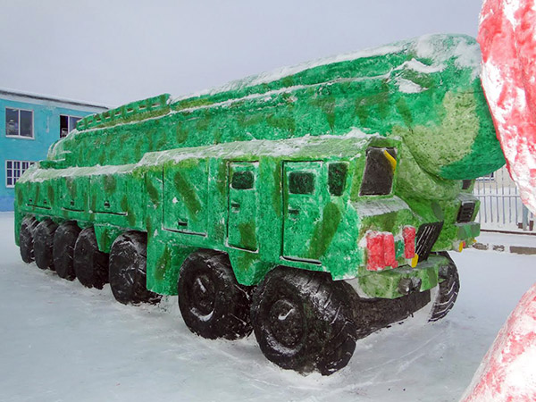 На Росії зеки зробили ракетний комплекс з льоду - фото 1
