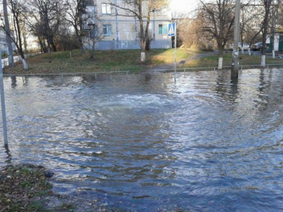 В Дніпровському районі Києва аварія: Затопило цілу вулицю - фото 1 В Дніпровському районі Києва аварія: Затопило цілу вулицю - фото 1