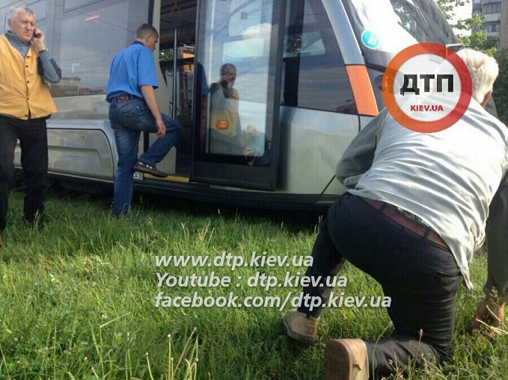 У Києві з рельс зійшов новий швидкісний трамвай - фото 2