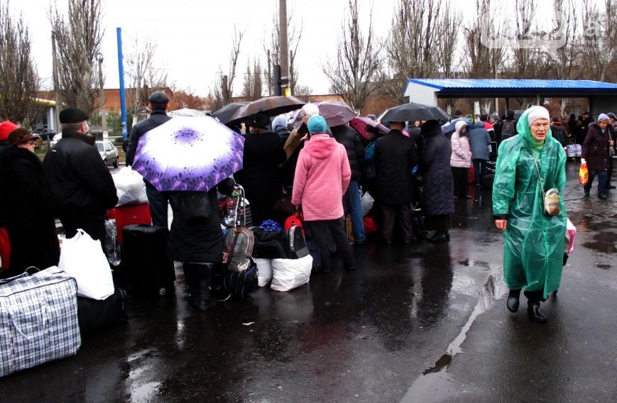 Багатогодинні черги на автобус між блокпостами "Зайцеве - Майорськ" (ФОТО) - фото 2