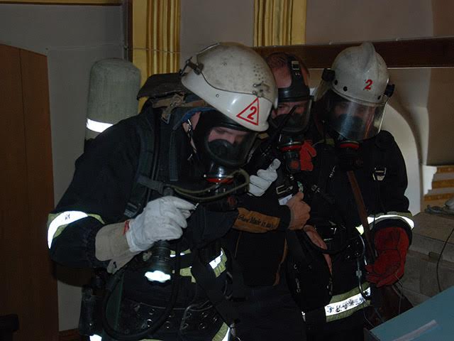 Готуйся до Великодня: миколаївські рятувальники тренувалися гасити "пожежу" у соборі
