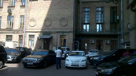 На засідання Київради депутати приїжджають на автомобілях за кілька мільйонів (ФОТО) - фото 1