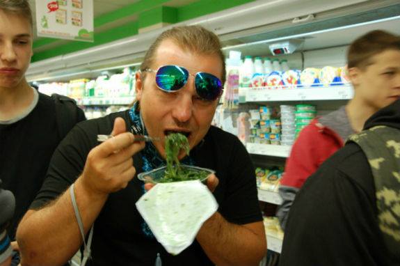 Кияни розпочали "голодні бунти" у супермаркетах (ФОТО) - фото 1