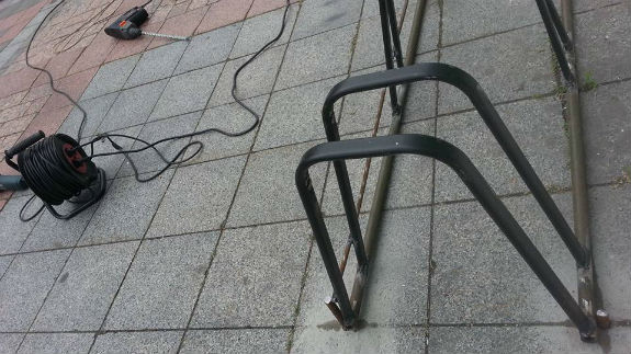 Для депутатів Верховної Ради майструють велопарковку з поламаних стільців (ФОТО) - фото 1