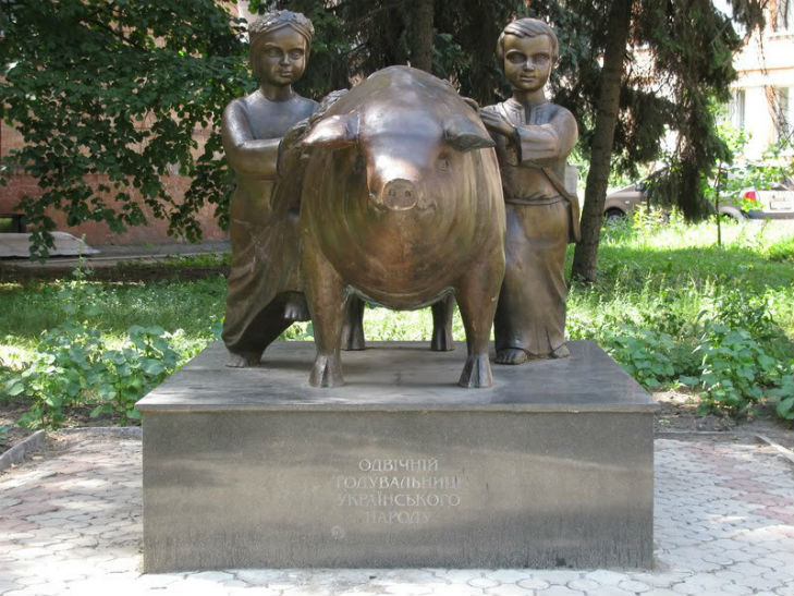 Пам'ятник свині на Полтавщині - фото 2