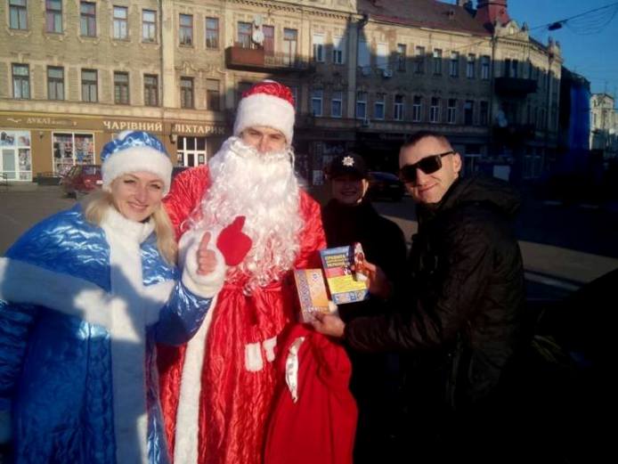 В Ужгороді поліцейські у костюмах роздають подарунки - фото 2