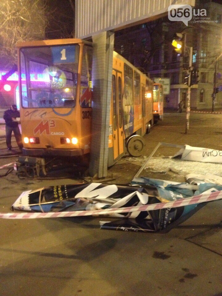 У Дніпропетровську трамвай зніс врізався в білборд - фото 1