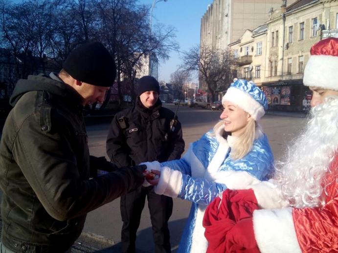 В Ужгороді поліцейські у костюмах роздають подарунки - фото 1