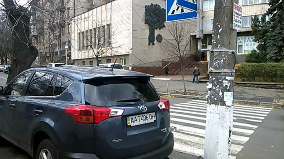 У Києві водій джипу став переможцем хіт-параду "Паркуюсь, як жлоб" - фото 1