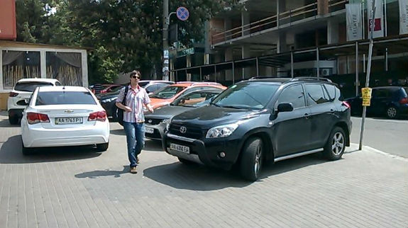 У Києві з`явилася "парковка" для жлобів (ФОТОФАКТ) - фото 1