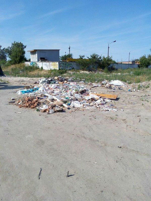 В Дарницькому районі комунальники оригінально борються зі стихійним сміттєзвалищем (ФОТО) - фото 2