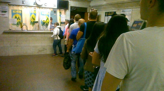 Після подорожчання проїзду в метро кияни чекають у величезній черзі, щоб купити жетон (ФОТОФАКТ) - фото 1