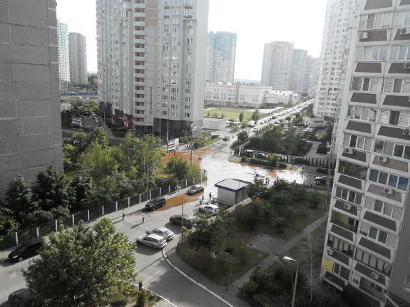 У Києві після прориву водопроводу вже третю добу людей лякає величезна яма  - фото 1