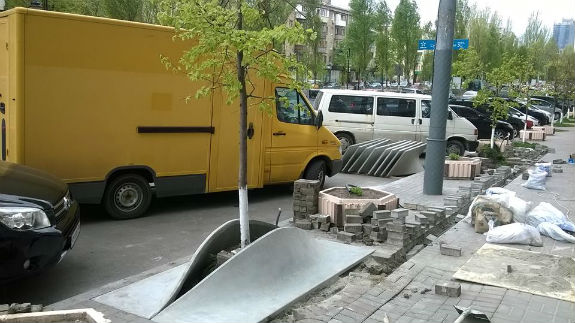У столиці придумали новий захист для дерев від водіїв-жлобів - фото 2