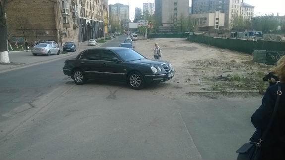 У Києві водій іномарки став лауреатом хіт-параду "Паркуюсь, як дегенерат" - фото 1