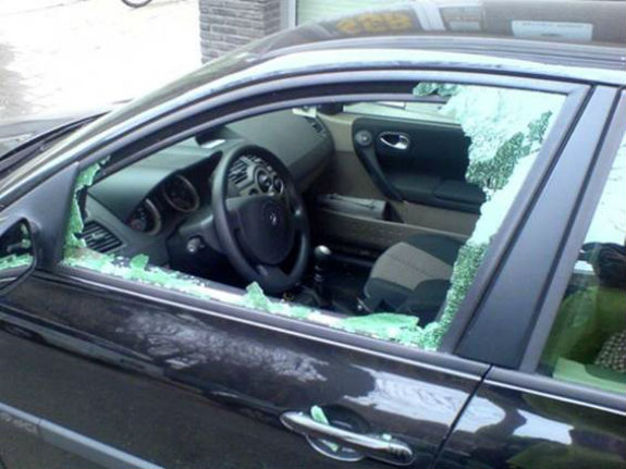 У Києві крадії розбивають вікна в машинах і забирають відеореєстратори (ФОТО) - фото 1