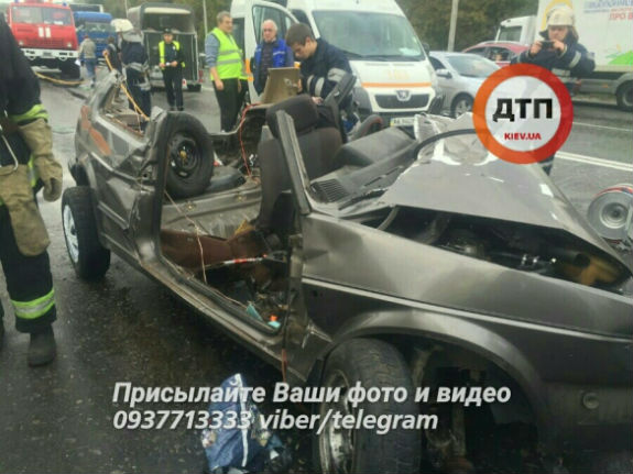 У столиці під час ДТП розірвало автомобіль: три люди постраждали  - фото 1