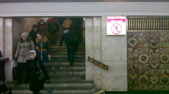 Пасажири столичного метро беруть приклад з водіїв-жлобів  - фото 1