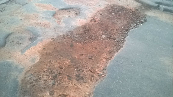 Ноу-хау по-київськи: Ями на дорогах засипають розбитою цеглою  - фото 2