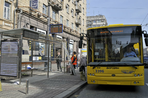 Блиск та злидні Києва: чим відрізняються зупинки на околиці та в центрі  - фото 1